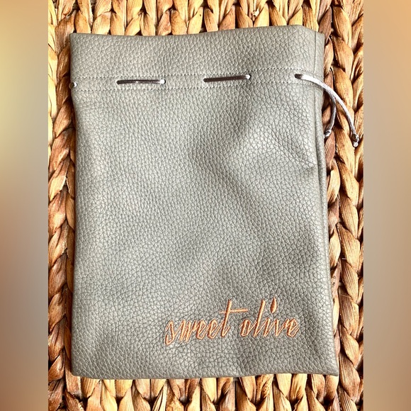 Sweet Olive Black Crocodile with Large Freshwater Pearls Boho Cuff - Picture 7 of 7